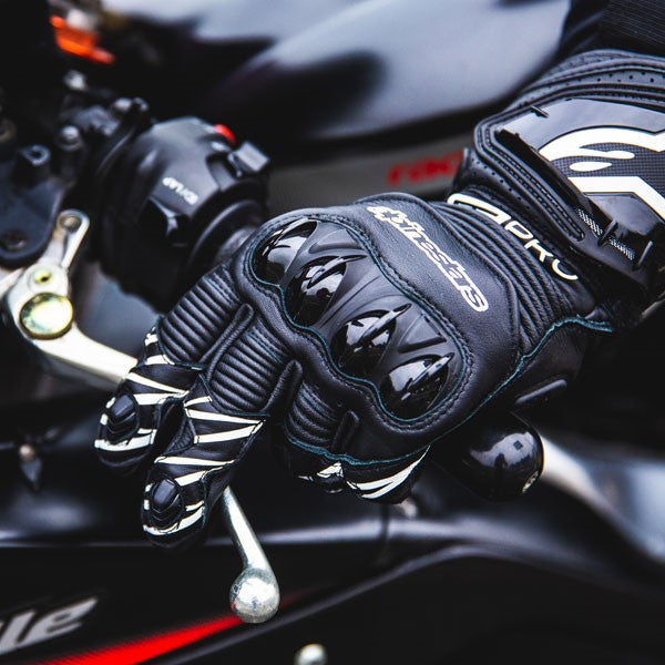 Ensuring-Superior-Control-and-Grip-with-Alpinestars-Motorcycle-Gloves - FREE UK Shipping, FREE 365 Day Returns | Moto Central