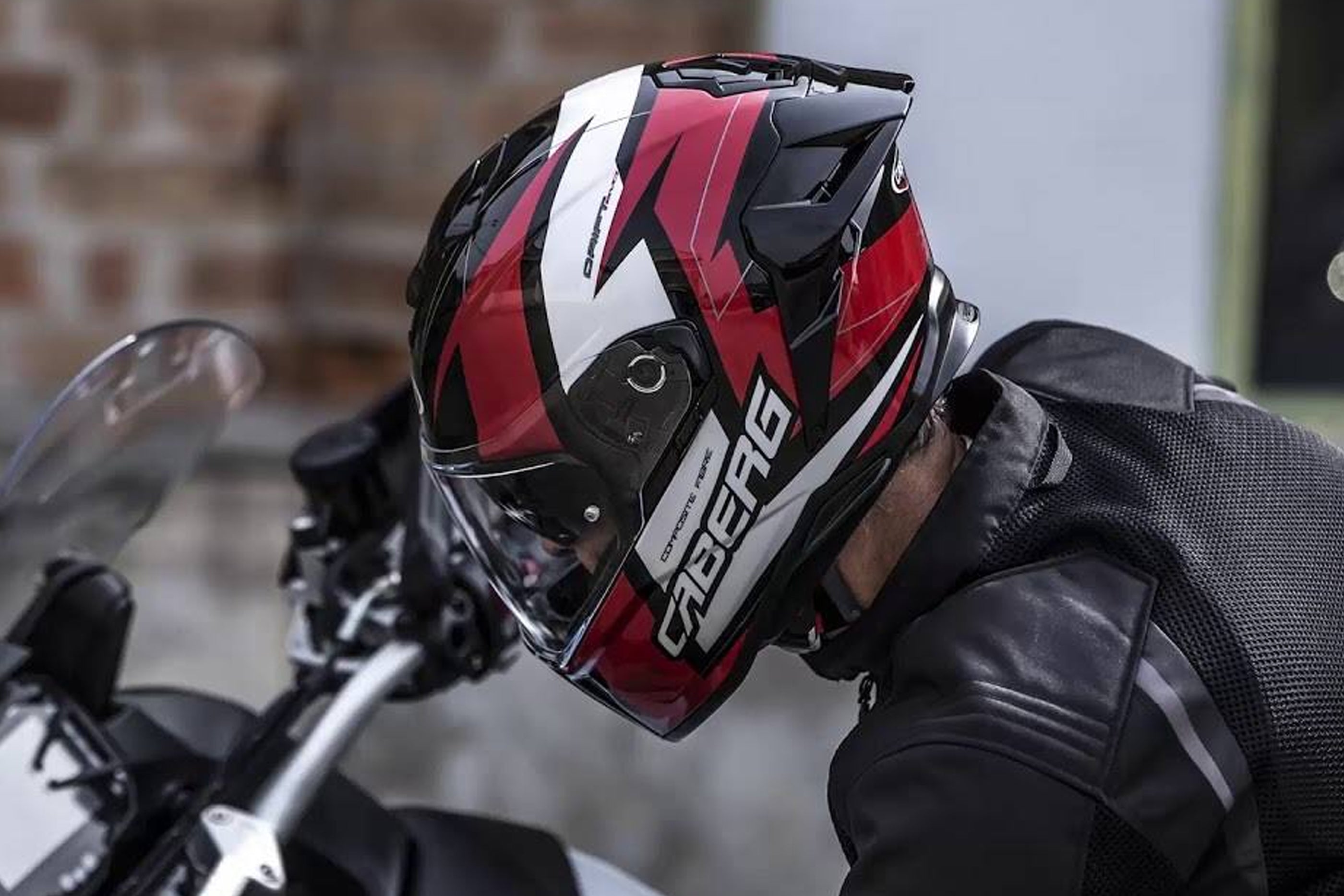 Understanding-Tri-Composite-Helmets-The-Perfect-Balance-of-Strength-Safety-and-Comfort - FREE UK Shipping, FREE 365 Day Returns | Moto Central