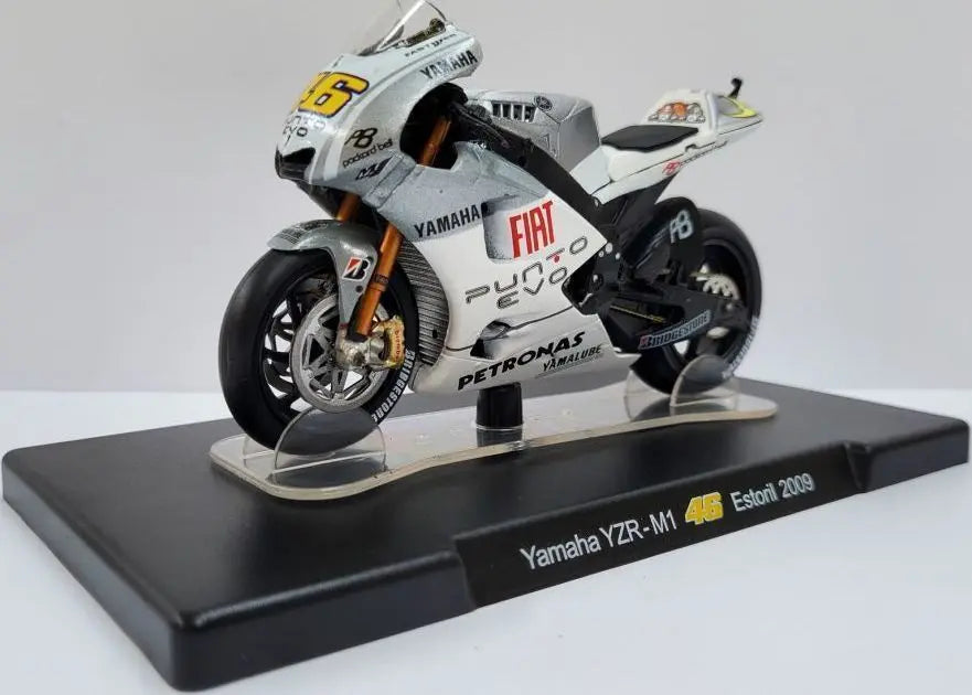 MAG Yamaha YZR-M1 2009 Estoril Valentino Rossi Collection - 1:18 Model - FREE UK Shipping, FREE 365 Day Returns | Moto Central