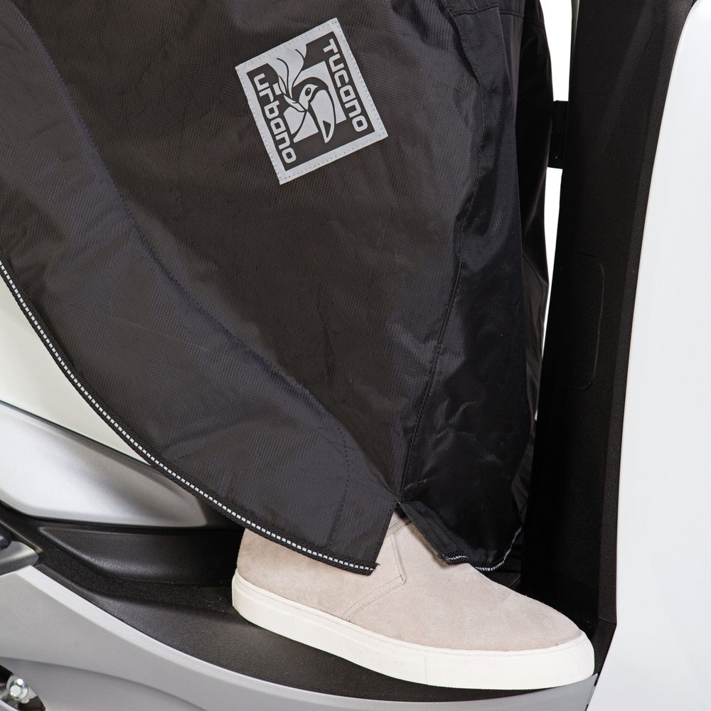 Tucano Urbano Linuscud Leg Cover Black - FREE UK Shipping, FREE 365 Day Returns | Moto Central